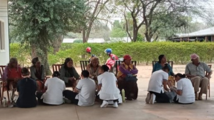El personal del Sanatorio ASCIM sirviendo a los adultos mayores indígenas