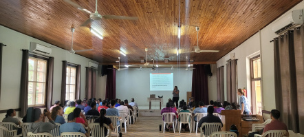 Disertante Pia Dück de Marín en la capacitación del Dpto. Salud